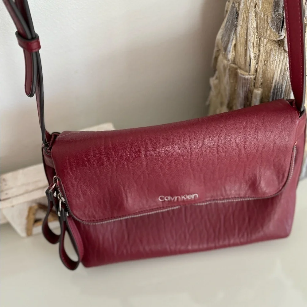 Calvin Klein Crossbody in Currant – Stylish & Functional